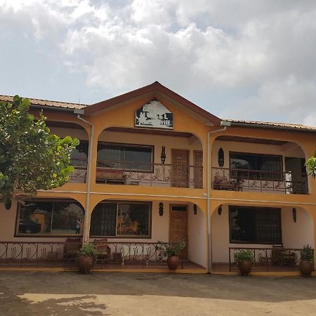 De Mod Hotel Ngleshi Amanfro Exterior photo