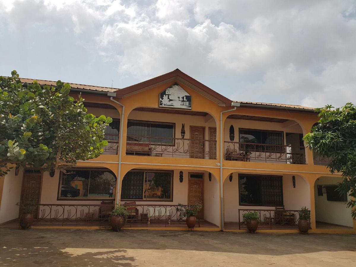 De Mod Hotel Ngleshi Amanfro Exterior photo
